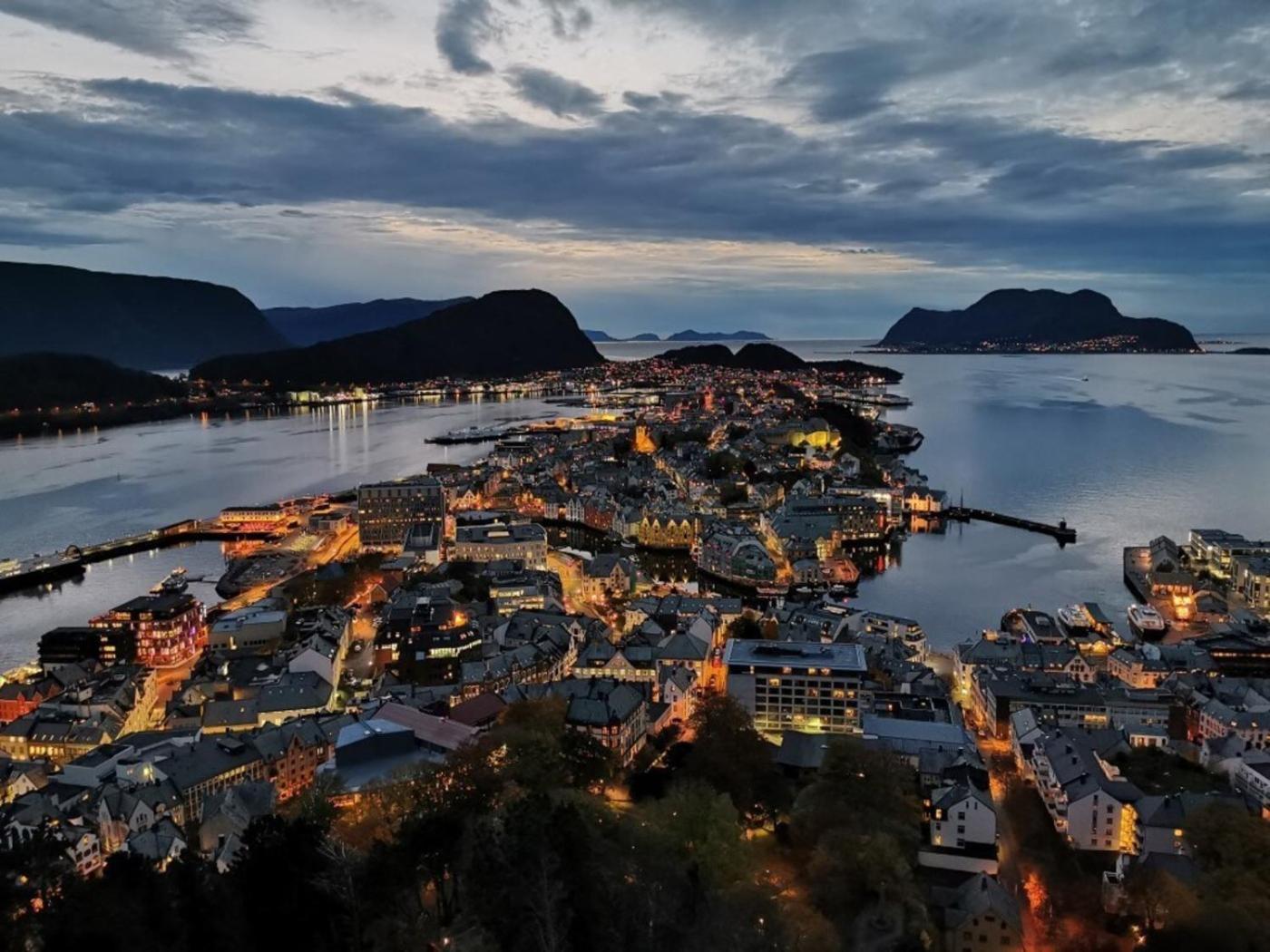 Apartment Close To The City Center With Sea View Ålesund المظهر الخارجي الصورة